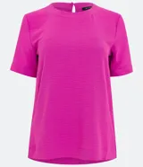 Blusa blanca de poliéster con cuello redondo, mangas cortas, cierre trasero en forma de gota, pequeñas aberturas laterales y acabados en pespuntes en las mangas y el cuello.