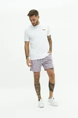 Short de baño con estampado a rayas verticales en tonos celeste y blanco, con cintura elástica ajustable con cordón, dos bolsillos laterales y uno trasero.