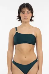 Top de bikini color verde oscuro, de estilo asimétrico con un solo tirante que se sujeta con una argolla metálica plateada.