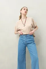 Pantalón de jean celeste de tiro alto y corte ancho.