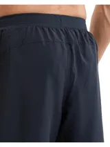 Short de running negro Under Armour Launch de 7 pulgadas, con logo reflectivo en la pierna derecha.