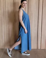 Vestido largo azul melange de corte imperio, con escote en V y breteles finos. Presenta una abertura lateral en la falda.