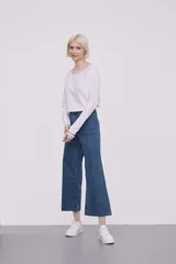 Pantalón de jean azul índigo, de corte ancho y tiro alto.