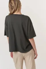 Camiseta negra de corte boyfriend con estampado vintage de la tierra y la frase "World Tour".