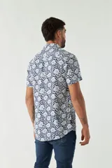 Camisa de hombre estampada, de manga corta y fit slim. Presenta cartera abotonada y logo bordado.