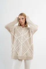 Sweater beige de mohair tejido a máquina con bordado a mano, cuello redondo y silueta ligeramente oversize.