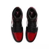 Zapatilla de caña media Nike Air Jordan 1 Mid, con combinación de colores negro, rojo y blanco. Presenta paneles de cuero liso y charol, con el logo Swoosh rojo y el logo Air Jordan en el tobillo.