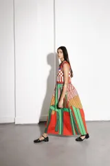 Vestido largo sin mangas con estampado abstracto en tonos rojo, blanco, verde, amarillo y azul.