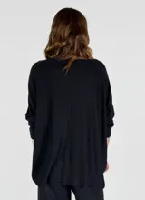 Sweater negro de viscosa, con escote en V y mangas largas holgadas.