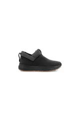 Botín negro sin cordones, con cuello acolchado y suela de goma con inserciones de goma reciclada.