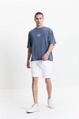 Bermuda de jean blanca con dobladillo, corte recto, tiro medio y presillas para cinturón.