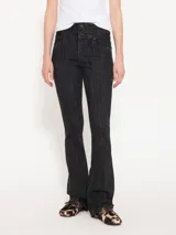 Pantalón de jean negro de tiro alto, corte acampanado y textura rayada vertical.