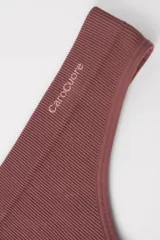 Conjunto de ropa interior Caro Cuore, compuesto por un corpiño triangular de punto con breteles finos y una bombacha colaless de punto.