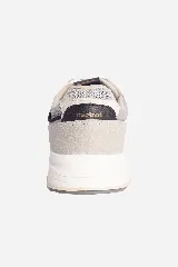 Zapatillas urbanas negras con detalles en blanco y marrón. Confeccionadas en cuero y nylon, con suela de goma y logo en grifa de cuero.