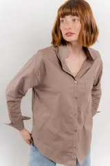 Camisa celeste de algodón con corte clásico, manga larga y bolsillo en el pecho.