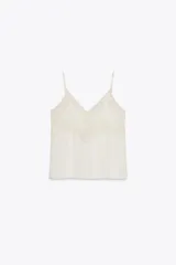Top color crema de Zara Woman Collection, con escote pico, tirantes finos ajustables y detalle de encaje a tono.