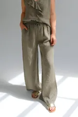 Pantalón palazzo verde seco de lino italiano, con cintura elastizada y cordón ajustable.