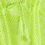 Kimono de playa calado tipo red color amarillo flúor, con cordón ajustable en la cintura y borlas decorativas.