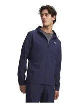 Campera deportiva Under Armour VLCT PRO STRM para hombre, color azul marino, con cierre frontal, capucha y logo reflectivo en el pecho. Ideal para running y actividades al aire libre.