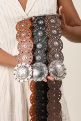 Cinto ancho de ecocuero negro con apliques metálicos plateados y hebilla grabada estilo western.