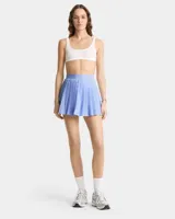 Minifalda celeste con rayas verticales blancas y cintura elastizada.