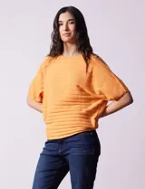Buzo tejido acanalado color fucsia, marca Ninety, con mangas cortas japonesas y cuello redondo.