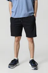 Short de algodón color azul con bolsillos laterales y cintura elástica ajustable con cordón.