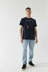 Remera blanca de algodón con estampado tipográfico en tonos grises y verde neón.