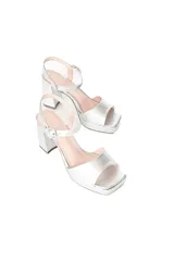 Sandalias plateadas con plataforma delantera y tacón cuadrado.