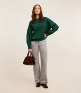 Buzo suéter femenino de tricot color verde esmeralda, con cuello redondo y puños ajustados. Confeccionado con viscosa certificada, poliéster y poliamida.