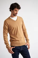 Sweater de punto color camel, con escote en V, fit regular, y logo bordado en el pecho.