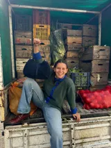 Cartera de cuero negra, con forro interior y doble correa desmontable (corta y larga).