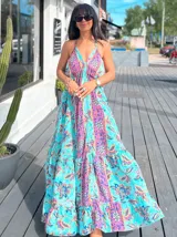 Vestido largo de seda india con estampado floral en tonos celeste, rosa y violeta.