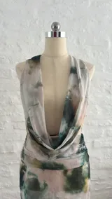 Vestido corto de microtul con estampado abstracto en tonos beige, marrón, verde y celeste. Diseño ajustado con escote halter y espalda descubierta.