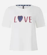 Pijama femenino compuesto por una remera de manga corta color blanco crudo con la palabra "LOVE" estampada en el frente (la letra 'O' es un corazón a cuadros azul y blanco) y un short a cuadros vichy azul y blanco con terminación de encaje negro.