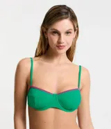 Top de bikini verde con tirantes finos y detalle de pespuntes rosas en el borde superior.