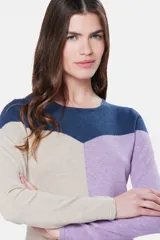 Buzo tejido de punto con diseño de bloques de color: azul marino en la parte superior, beige en la mitad izquierda y lila en la mitad derecha.