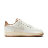 Championes Nike Air Force 1 07 Lv8, color blanco con detalles en beige.