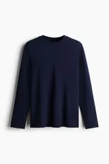 Remera azul marino de punto de algodón liviano, manga larga, cuello redondo ribeteado y bajo recto.