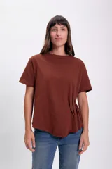 Remera de manga corta color marrón, con corte relajado.