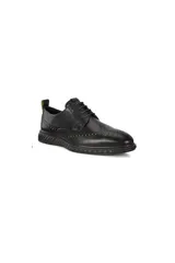 Zapato de vestir Ecco modelo St.1 Hybrid, color negro, con cordones, detalles de perforaciones y suela deportiva.