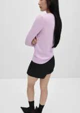Sweater lila de cashmere con cuello redondo y mangas largas.