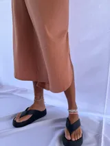 Vestido gris de morley de algodón, corte recto y mangas cortas.