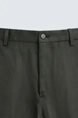 Pantalón de vestir azul marino, de corte recto, confeccionado en lino. Tiene bolsillos laterales y traseros con botón.