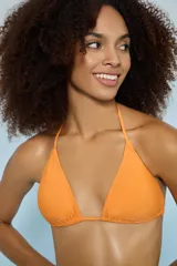 Conjunto de bikini naranja con corpiño triangular y bombacha clásica.