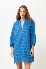 Vestido corto blanco de broderie con cuello mao y mangas 3/4.