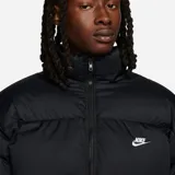 Campera puffer Nike Club negra con relleno, cierre frontal, cuello alto y logo bordado en el pecho.