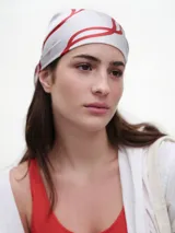 Pañuelo de seda con estampado que evoca ondas del mar, en tonos blanco y marrón.