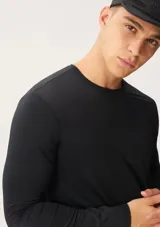 Remera negra de manga larga con cuello redondo y protección solar.