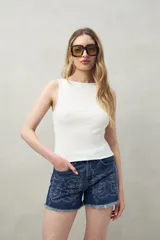 Musculosa celeste de algodón con escote cuadrado y breteles anchos.